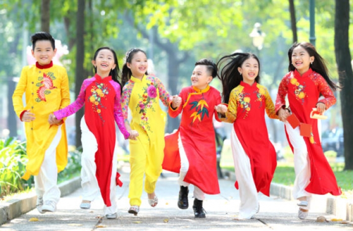mau-nhi-xung-xinh-ao-dai-tren-pho-xuan-b59339-580x370